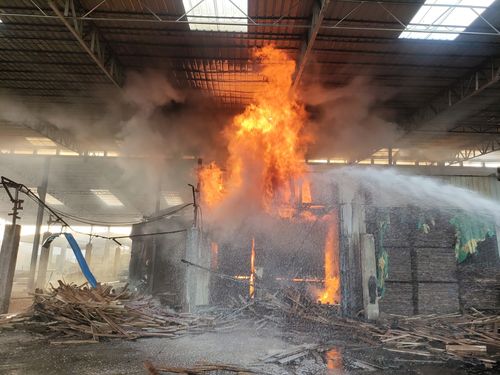 木材加工厂突发火灾